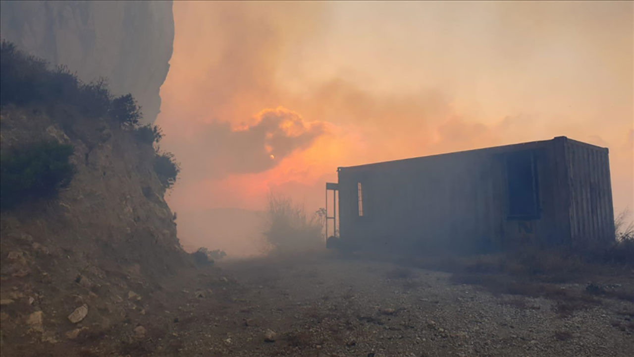 KKTC’de ormanlık alanda yangın: Alevler kontrol edilemiyor