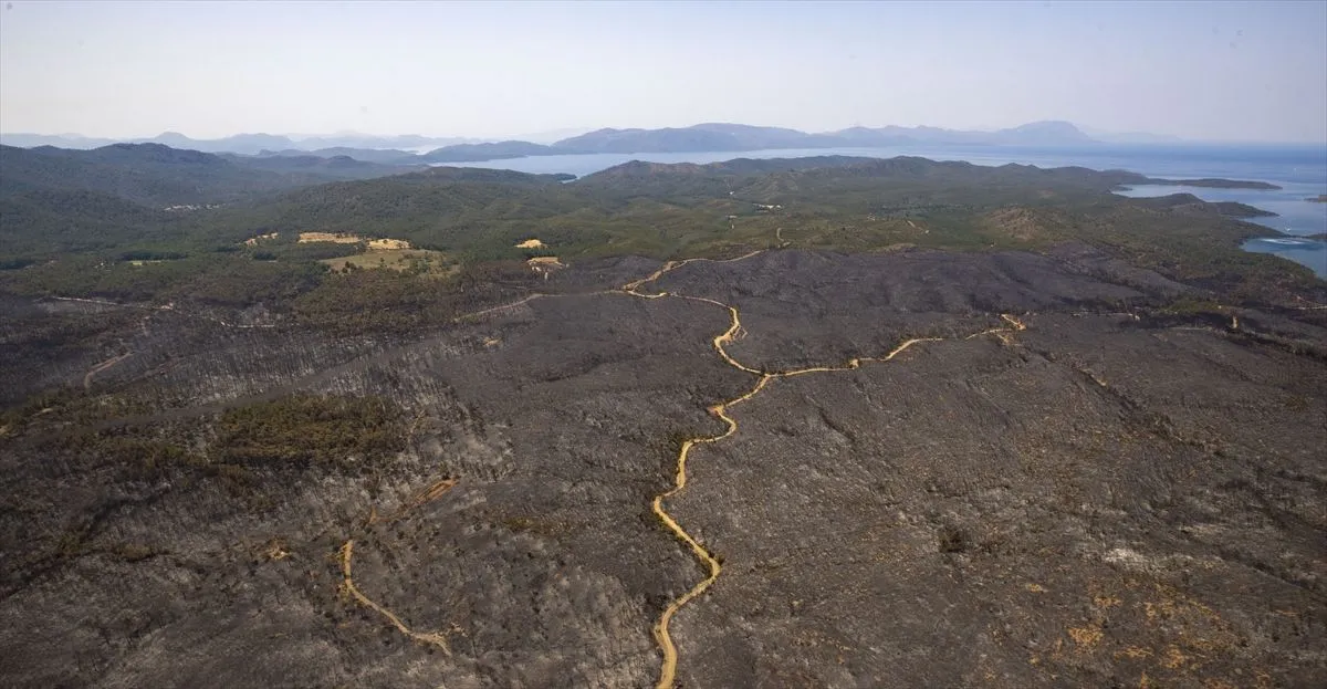 Yangınla mücadele eden Marmaris'te son durum havadan görüntülendi