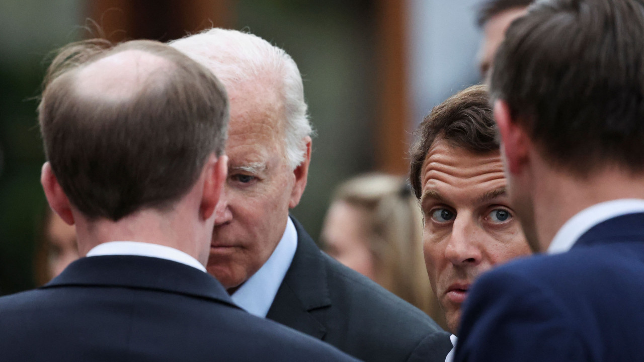 Macron ile Biden'ın petrol krizi konuşması kameralara takıldı