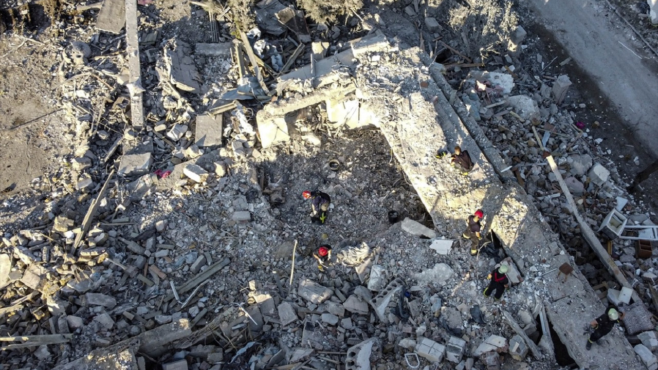 Rusya'nın 2 füzeyle saldırı düzenlediği Odessa'da arama çalışmaları devam ediyor