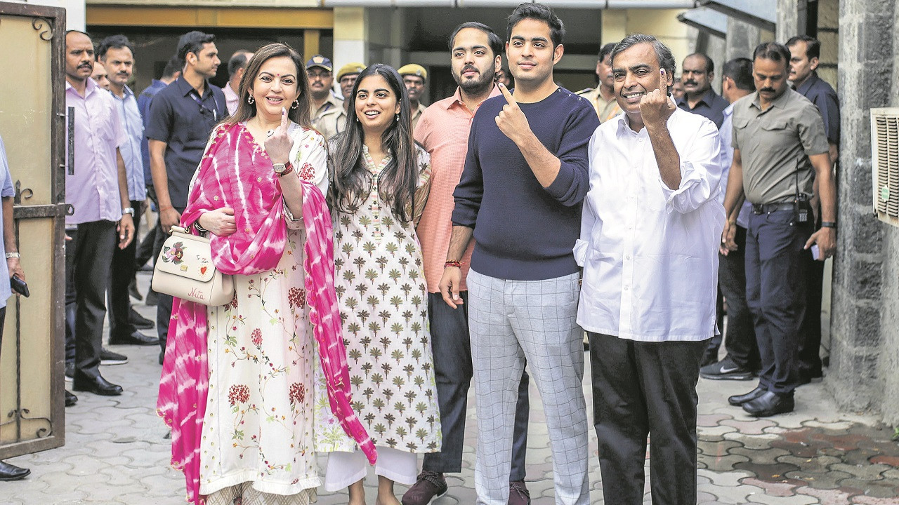 Mukesh Ambani (sağda) büyük oğlu Akash Ambani (sağdan ikinci) küçük oğlu Anant Ambani, kızı Isha Ambani ve eşi Nita Ambani (solda) ile bir seçim gününde.