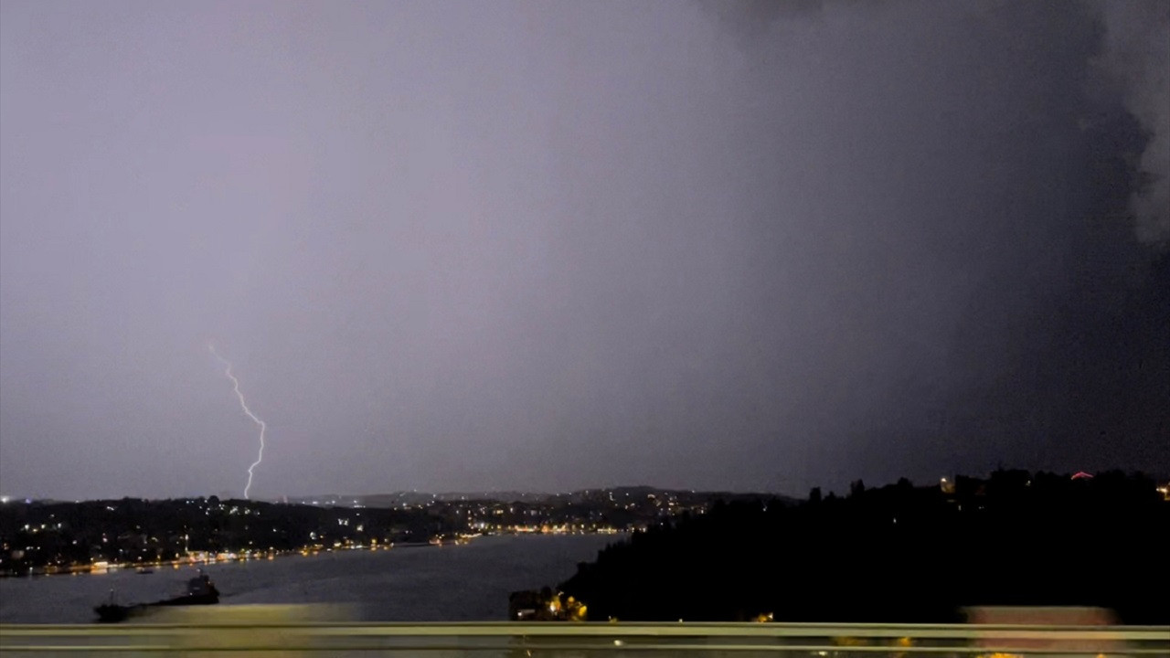 İstanbul'da gece etkili olan sağanakta dakikada 65 şimşek çaktı