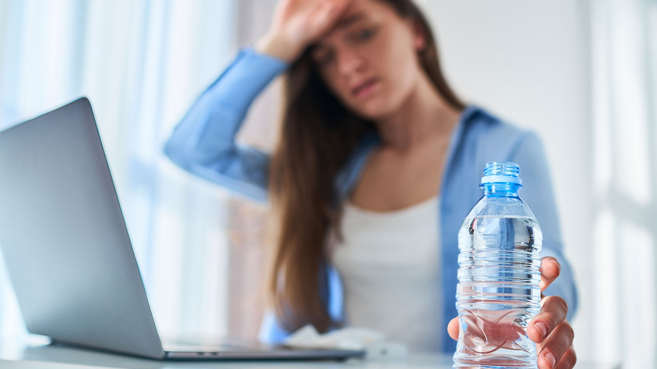 Sıcak havalarda yoğun sıvı kaybına dikkat: Baş ağrısı ve mide bulantısına neden oluyor