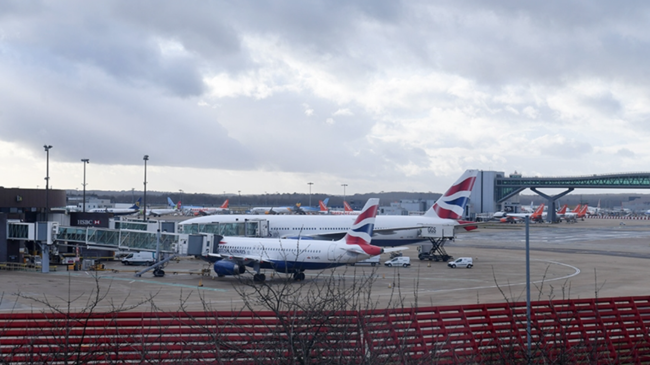 İngiltere'de aşırı sıcaklar havalimanı pistine zarar verdi, uçuşlar ertelendi
