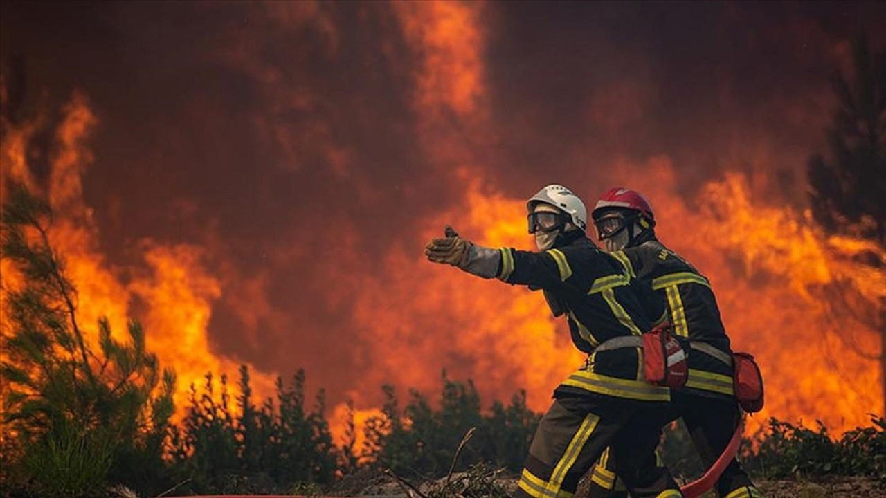 Fransa'da 9 gündür süren yangınların kokusu ve dumanı Paris'e kadar ulaştı