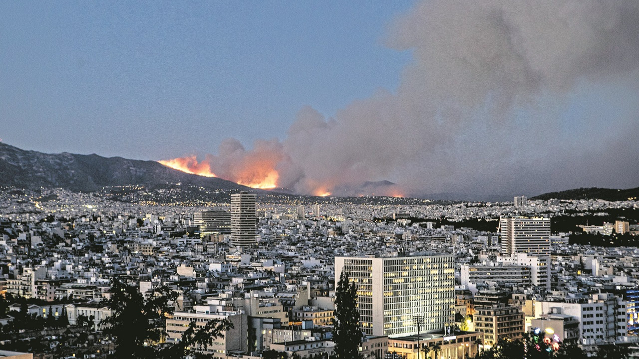 Atina’nın kuzey kesimindeki Panteli dağlık alanında çıkan orman yangını kentte yaşayanları tedirgin etti.