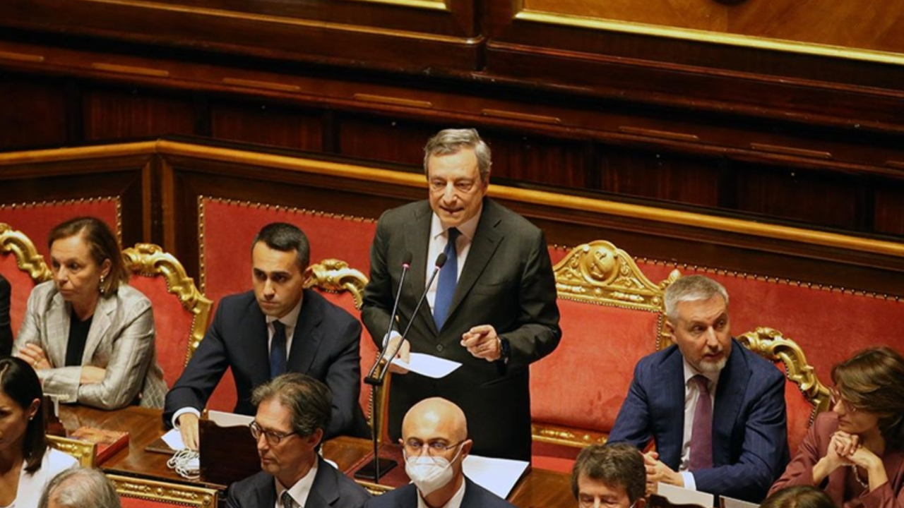 İtalya Cumhurbaşkanı Mattarella, Drahgi'nin istifasını kabul edip parlamentoyu feshetti