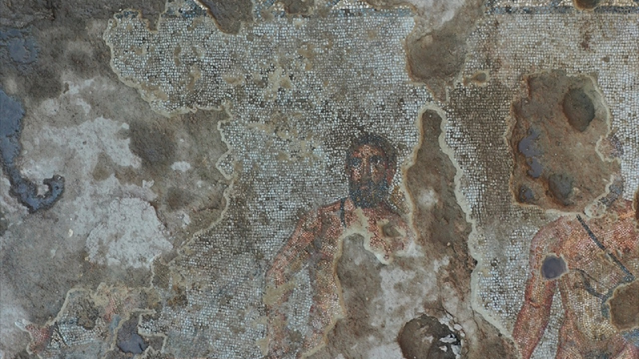 Herakles'in 12 görevinin betimlendiği 164 metrekare taban mozaiği bulundu