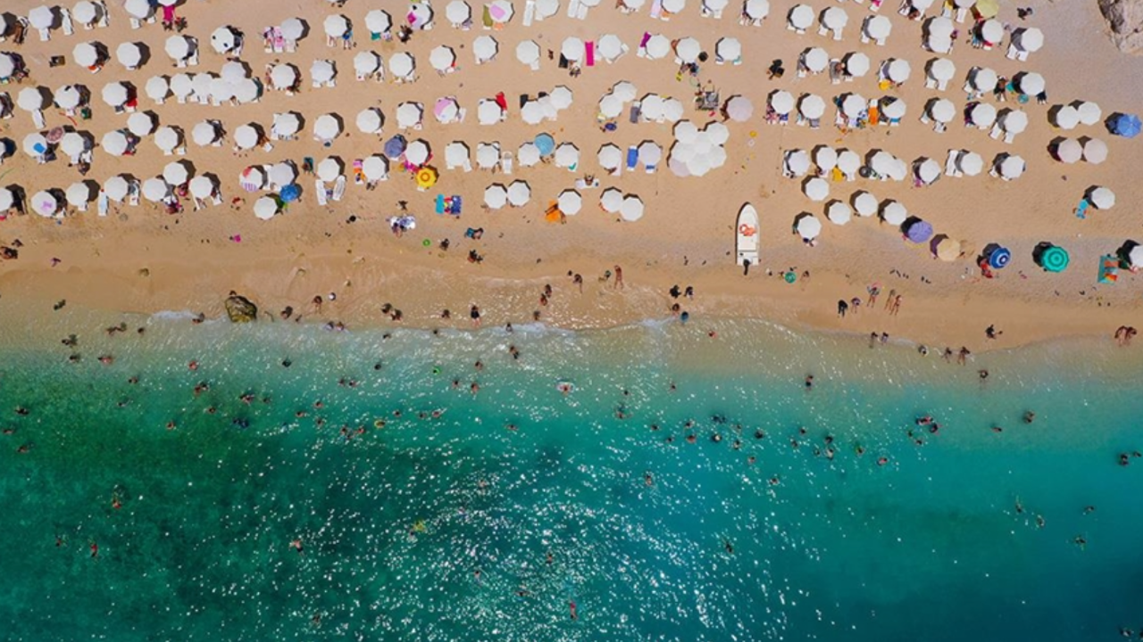 Antalya salgın sonrası günlük yabancı turist rekorunu kırdı