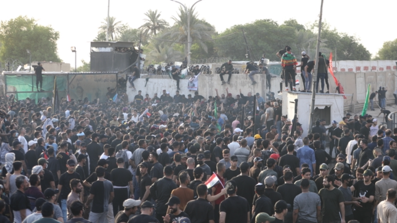 Irak'taki Şii lider Sadr, destekçilerini Meclis binasından ayrılmaya çağırdı