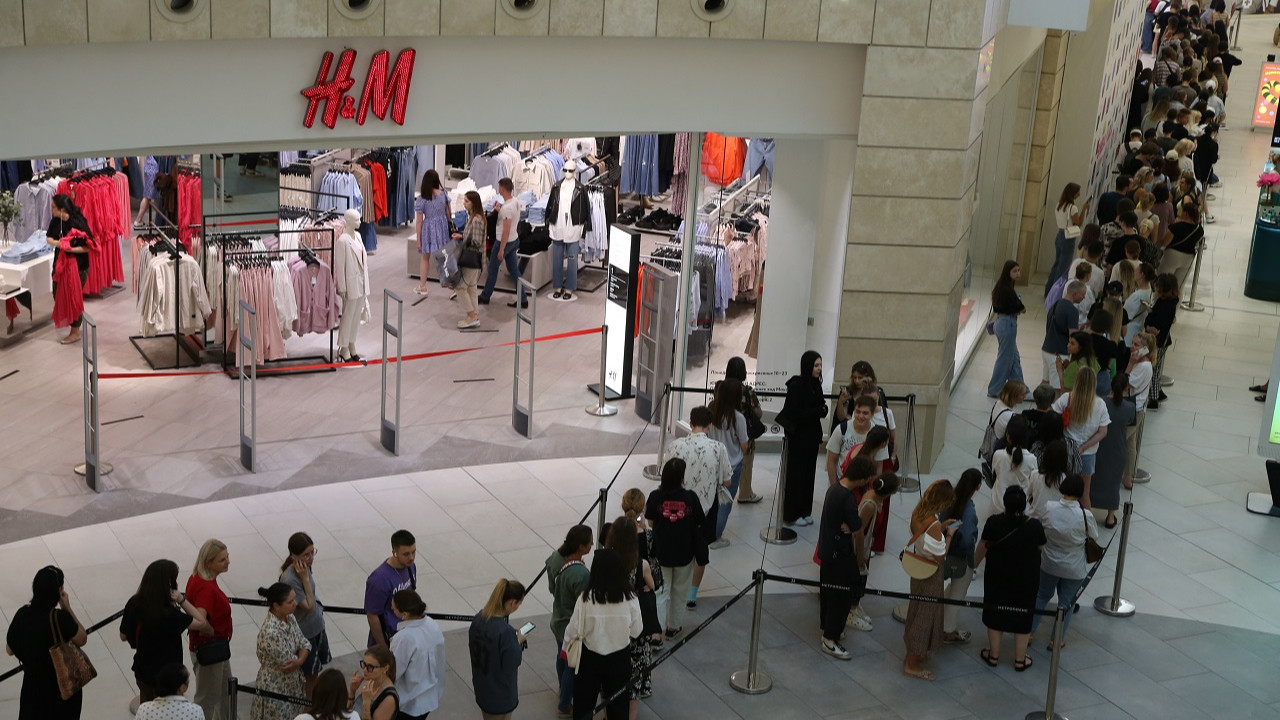 Rusya’daki mağazalarını kapatmaya hazırlanan H&M’de müşteriler kuyruğa girdi