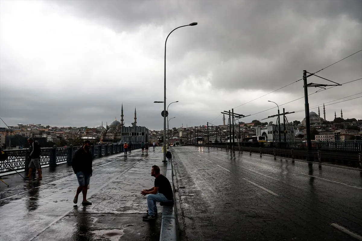 Fotoğraflarla İstanbul'da bugün: Sağanak yaşamı felç etti