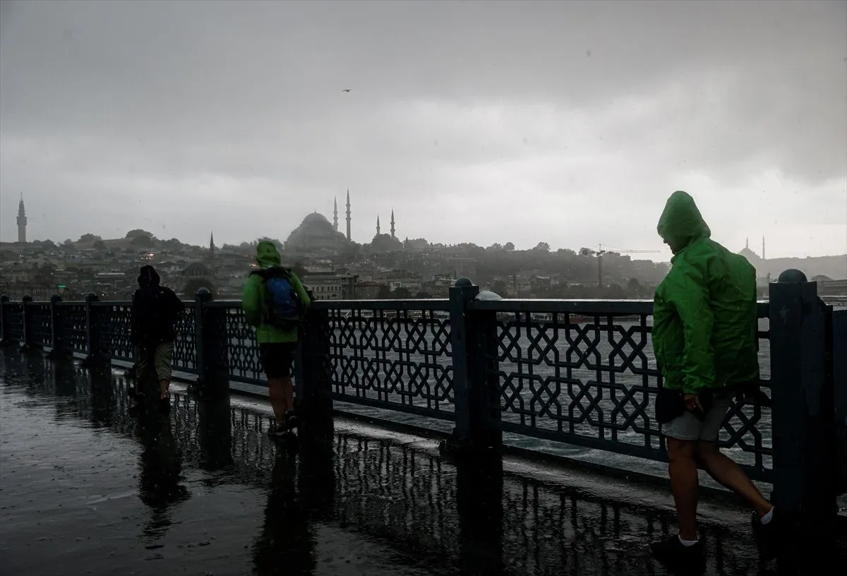 Fotoğraflarla İstanbul'da bugün: Sağanak yaşamı felç etti