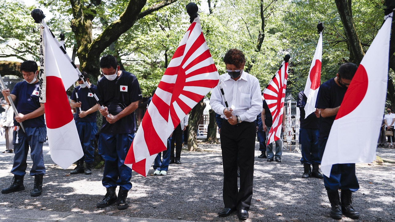 Japon bakanlardan tartışmalı tapınağa ziyaret