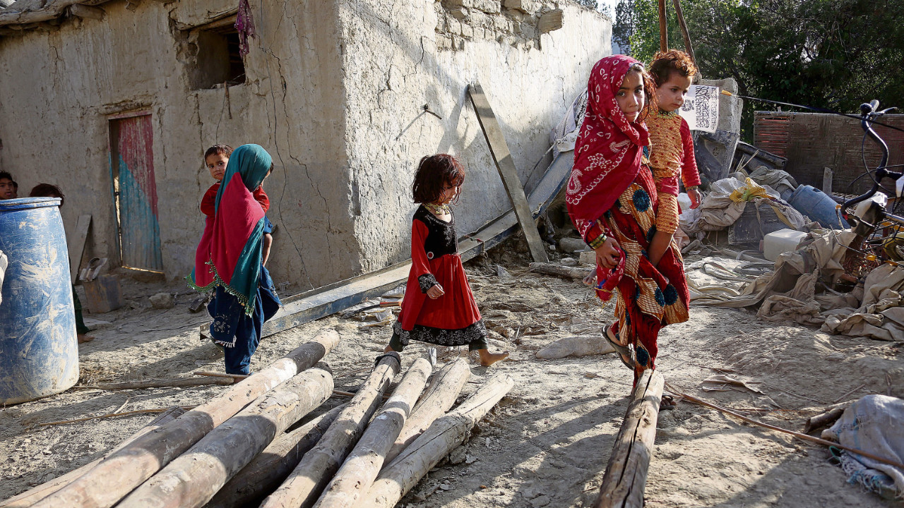 Afgan kızlar yine eğitimden mahrum bırakılıyor. Ekonomi çöktü, gıda güvensizliği keskin bir şekilde artıyor