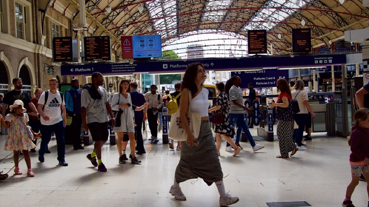 İngiltere'de ulaşım çöktü: Grev devam ediyor