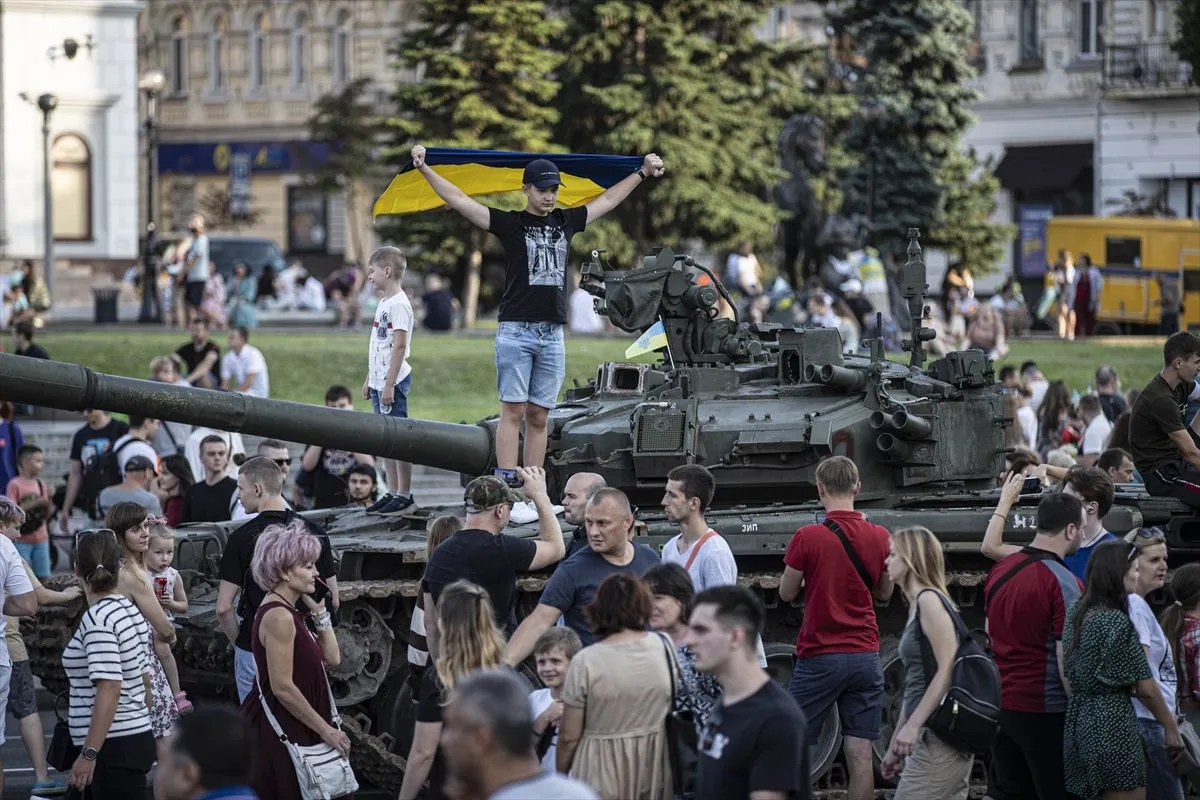 Ukrayna'nın ele geçirdiği Rus askeri zırhlıları Kiev'de sergileniyor