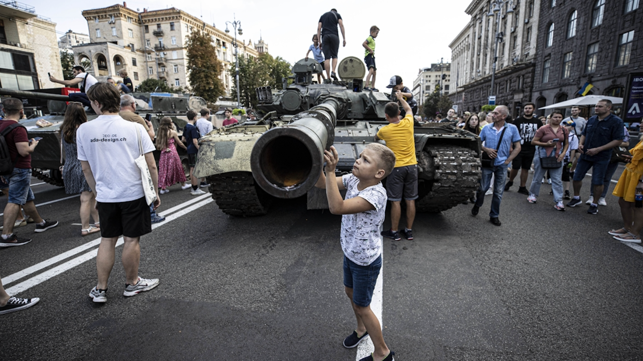Ukrayna'nın ele geçirdiği Rus askeri zırhlıları Kiev'de sergileniyor