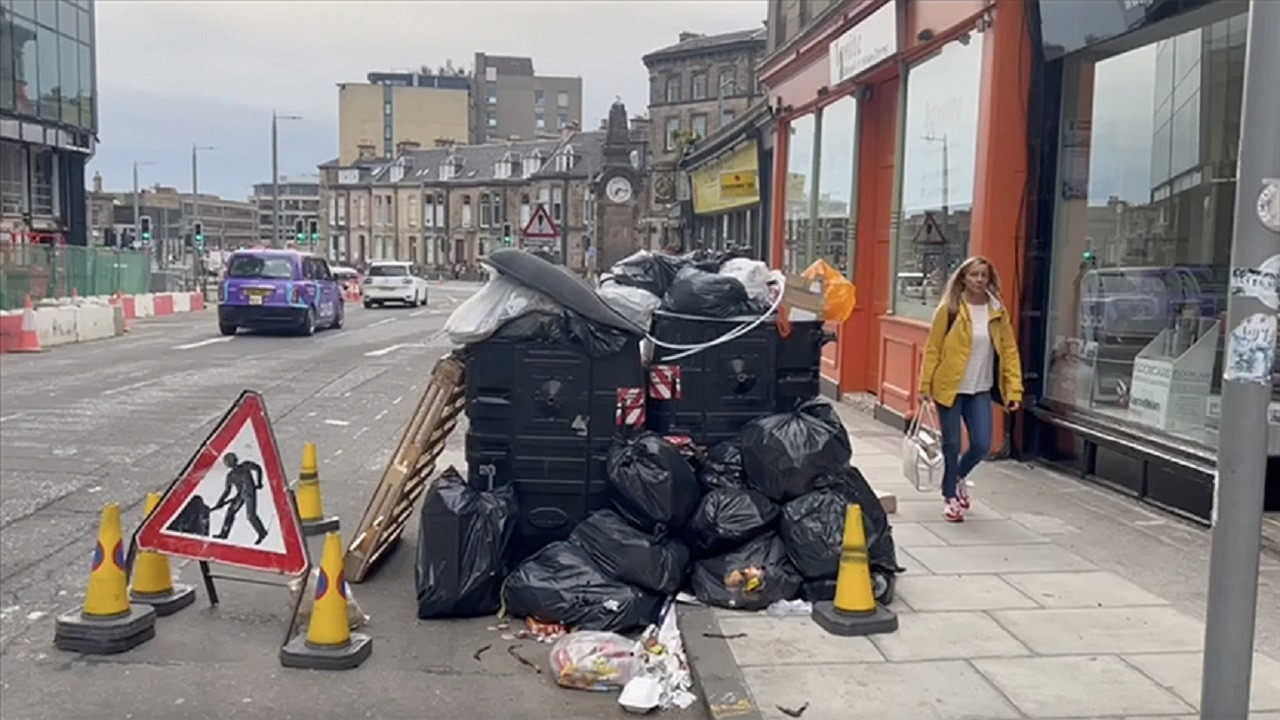 İskoçya'da temizlik işçilerinin 12 günlük grevi: Sokaklar çöp yığınlarıyla doldu