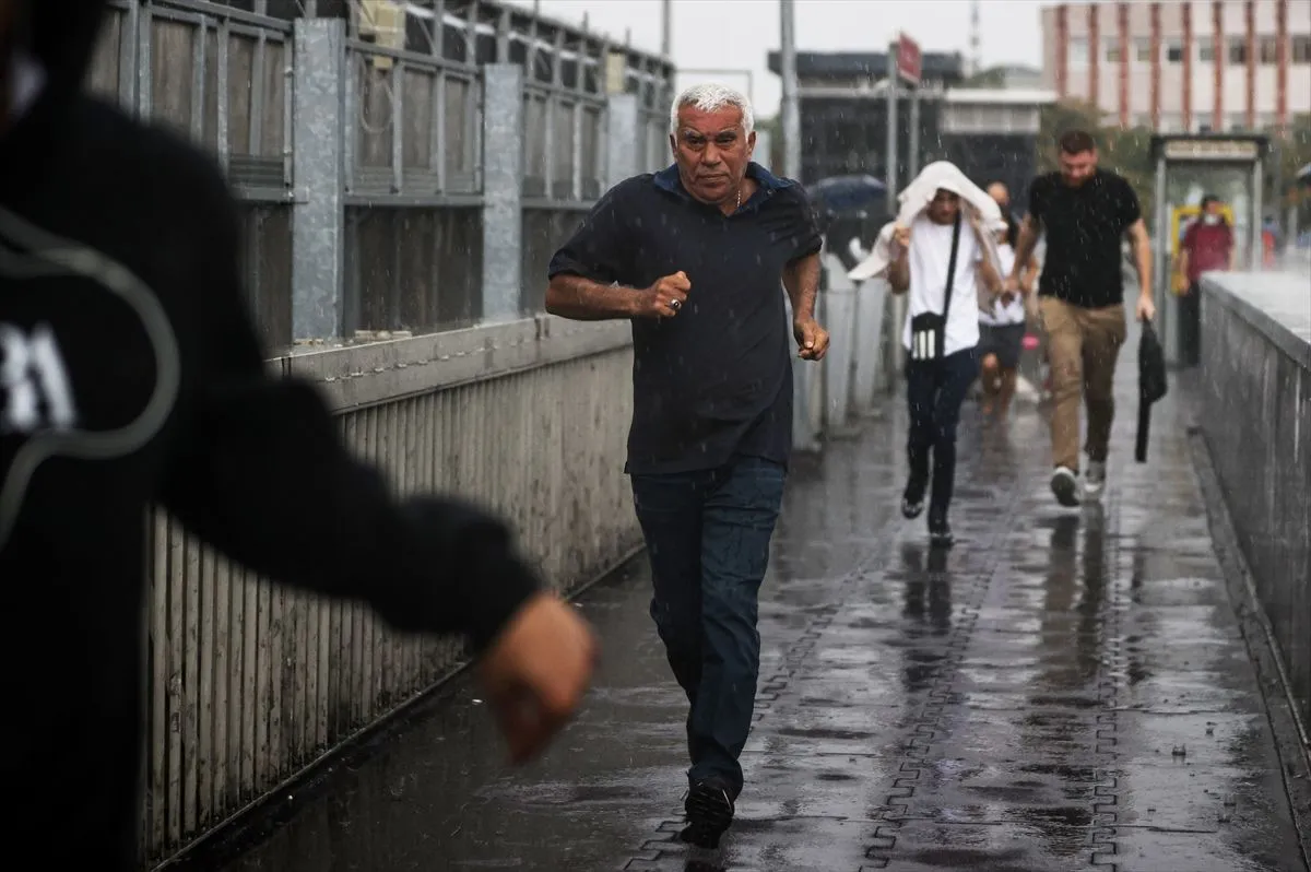 İstanbul'da gök gürültülü sağanak hayatı olumsuz etkiliyor