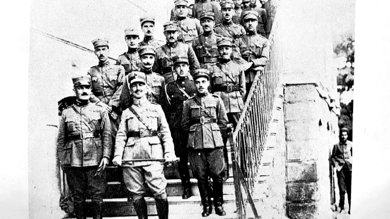 Yunan Genelkurmay Arşivleri’nden alınma bir fotoğraf bu. 1922 yılında Afyon’da çekilmiş ama cephe bilgisi yok. Önde 1. Kolordu Komutanı Trikupis ve Albay Gonatas gözüküyor.