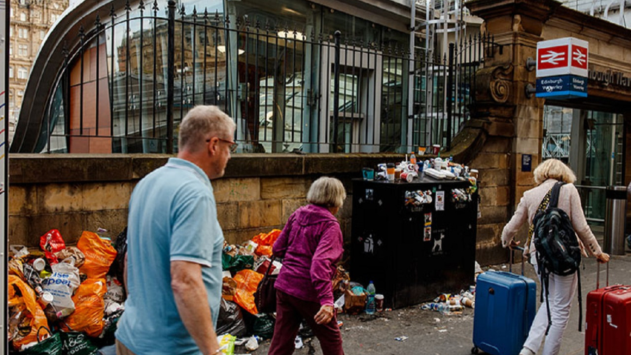 İskoçya'da grev nedeniyle çöp birikintileri sokakları kapladı