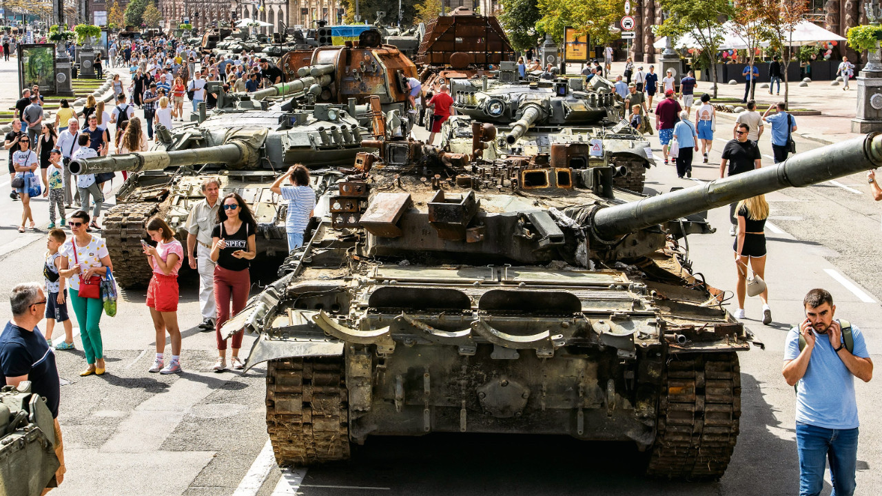 Ukrayna yönetiminin ele geçirilen Rus tanklarını bir geçit töreniyle sergilediği Kiev’deki etkinlik, halktan da büyük ilgi gördü (Fotoğraf: Maxym Marusenko/NurPhoto via Getty Images)