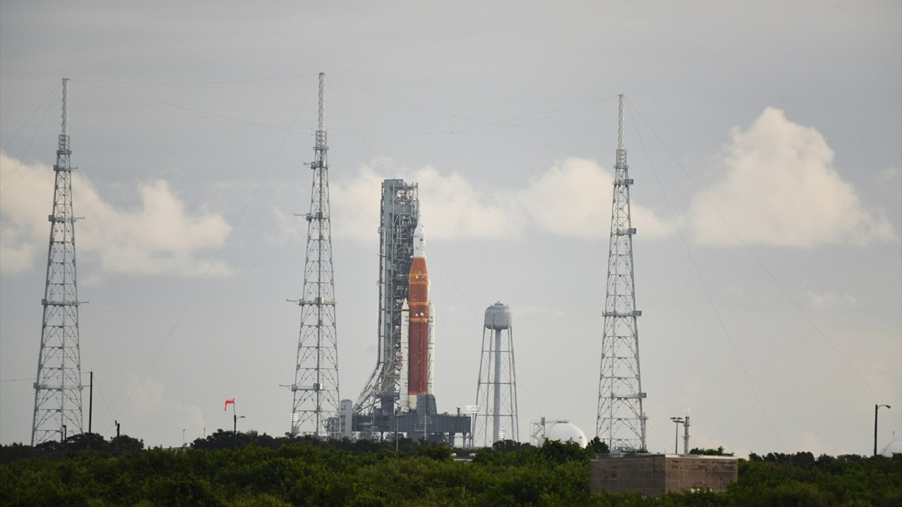 NASA, yakıt sızıntısının ardından Artemis 1 roketinin fırlatılmasını ikinci kez erteledi