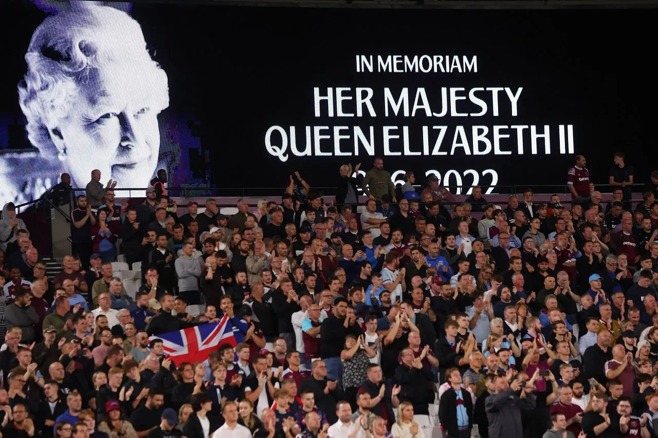 Stadyumlarda sessizlik: Kraliçe 2.Elizabeth’in ölümünün ardından Arsenal ve Manchester United’tan saygı duruşu