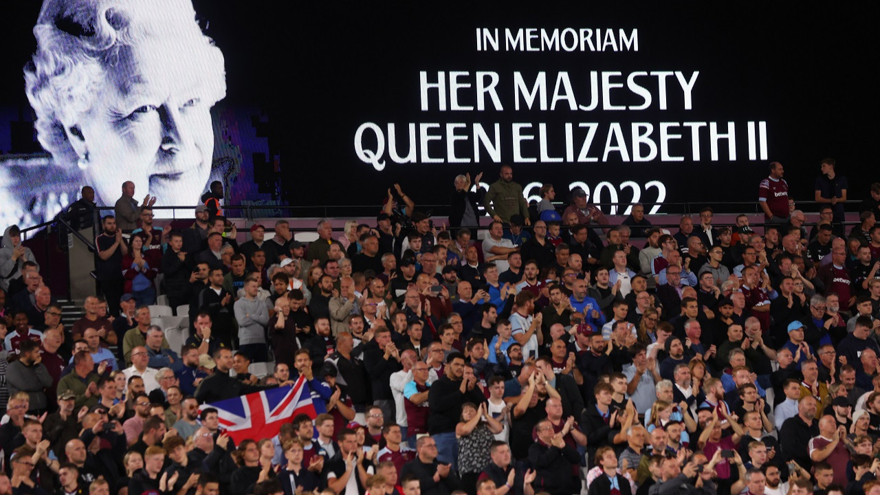 Stadyumlarda sessizlik: Kraliçe 2.Elizabeth’in ölümünün ardından Arsenal ve Manchester United’tan saygı duruşu