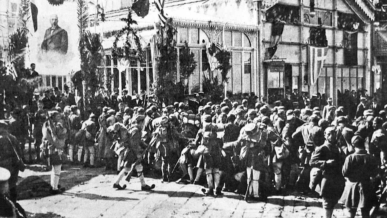 Yunan birlikleri kente girer girmez idari binalara ve simge yapılara bayraklarını dikmişti...