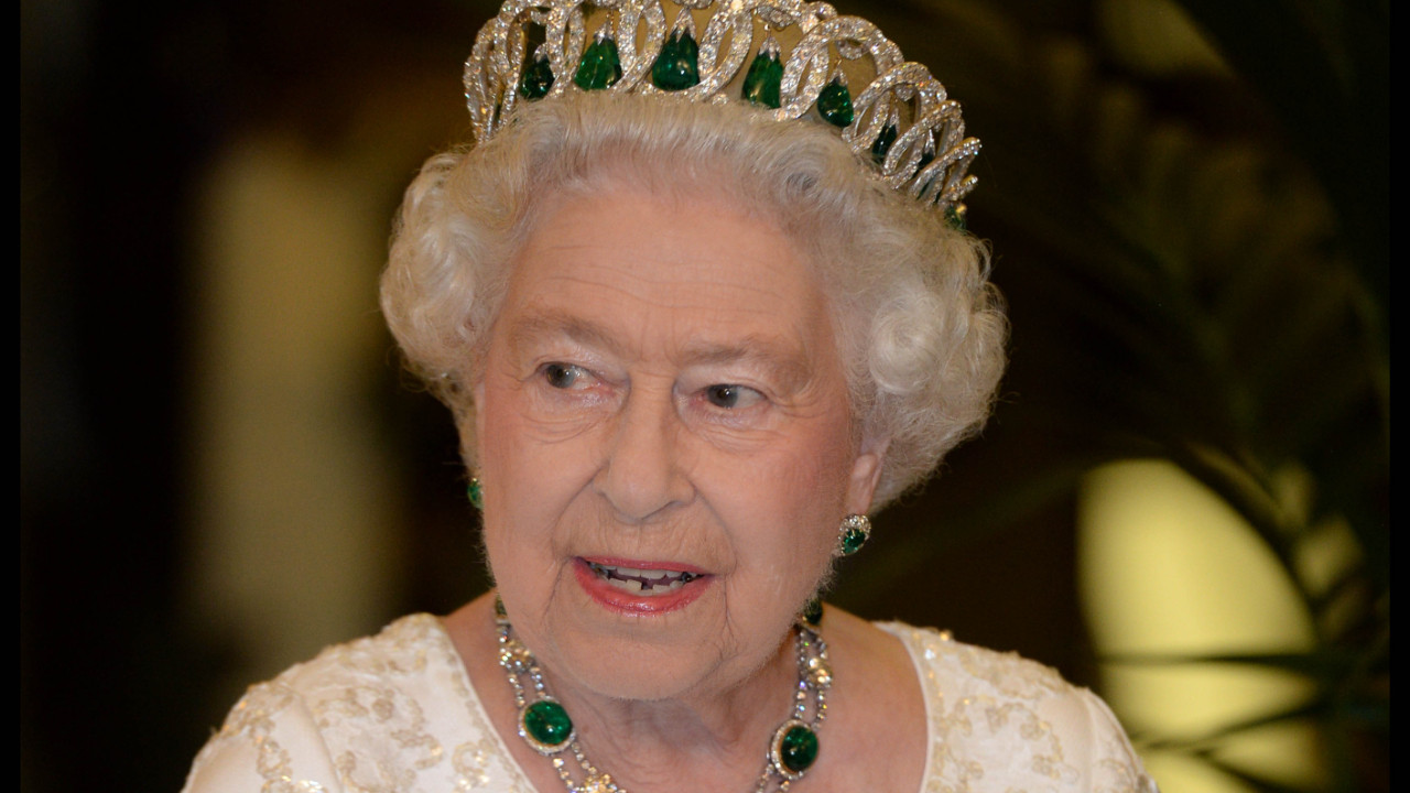 Favorisi olan inciler, 40 bin sterlinlik pırlanta broş ve hiç çıkarmadığı 3 karatlık nişan yüzüğü: Kraliçe 2.Elizabeth’in mücevher koleksiyonu