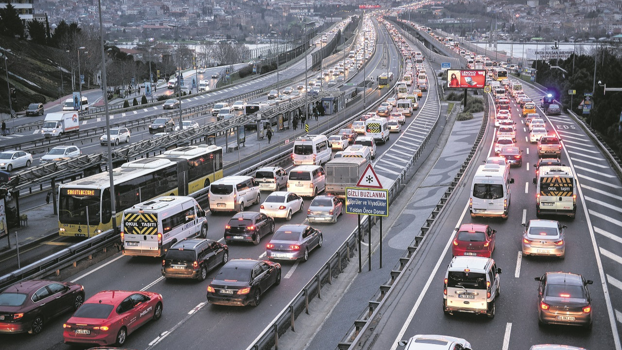 Yeditepe Üniversitesi’nin 2020 yılında yaptığı araştırmaya göre İstanbullular yolda harcadıkları her bir saatin 45 dakikasını trafik sıkışlığına feda ediyor. Aynı araştırma kentte ortalama sürüş hızının saatte 29.3 km olduğunu ortaya koyuyor.
