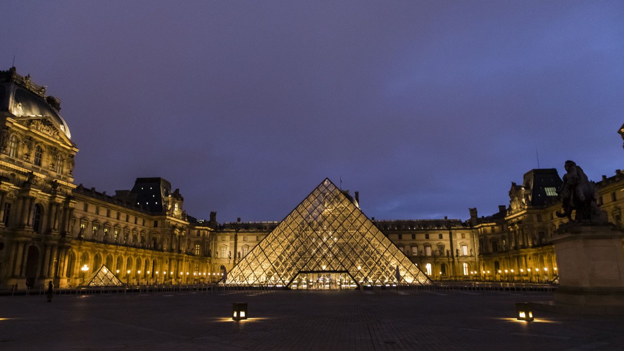 Fransız enerji tasarrufuna ülkenin sembolleriyle devam ediyor: Versay ve Louvre ışıklarını kapatıyor