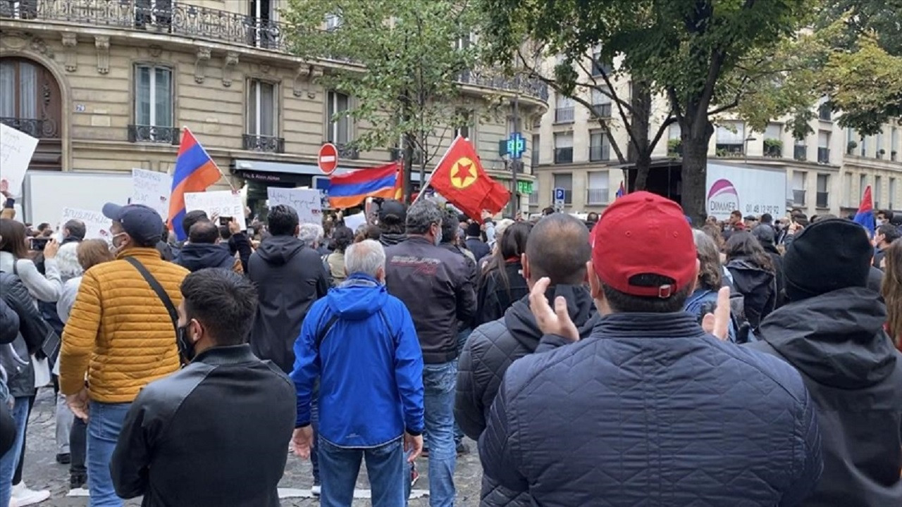 Ermeni protestocular Azerbaycan'ın Paris Büyükelçiliğine saldırdı