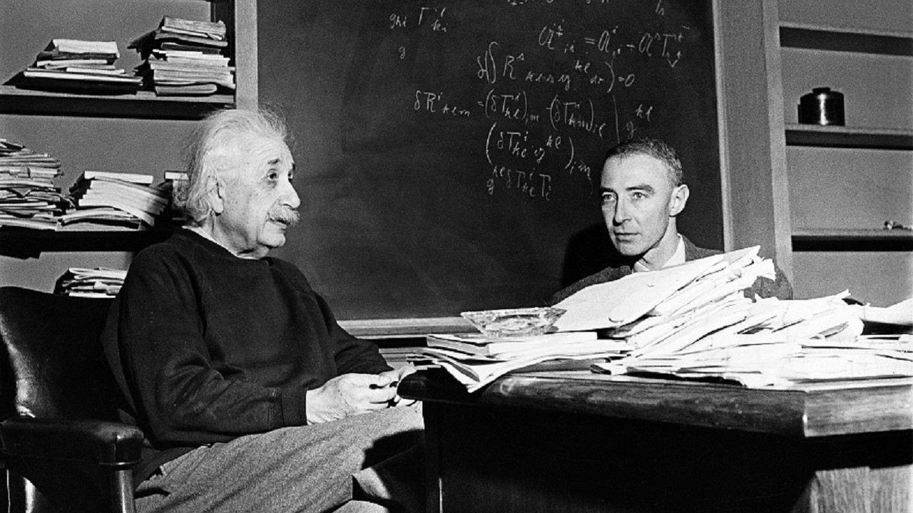 Albert Einstein ve atom bombasının babası olarak bilinen J. Robert Oppenheimer, 1950’de Einstein’ın ofisinde görülüyor ( The New York Times)