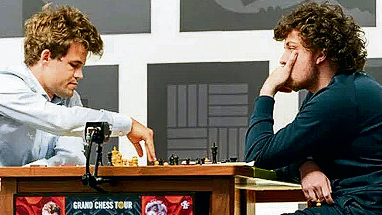 Bir numara Magnus Carlsen (solda) bu ay başında Hans Niemann ile karşılaştı. Tartışmalar bu müsabakasıyla alevlendi