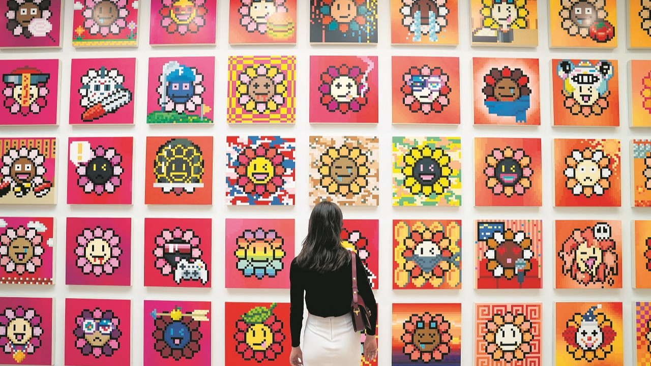 Takashi Murakami’nin New York Gagosian Galerisi’ndeki çalışmalarından “Murakami. Flowers” başlıklı NFT projesi ( Timothy A. Clary /AFP via Getty images)
