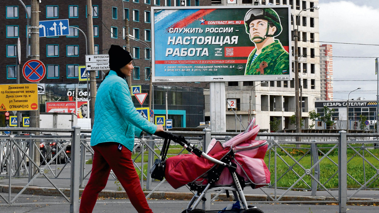 St. Petersburg kentindeki “Rusya’ya hizmet etmek gerçek bir iştir” billboard’u (Fotoğraf: Getty Images)