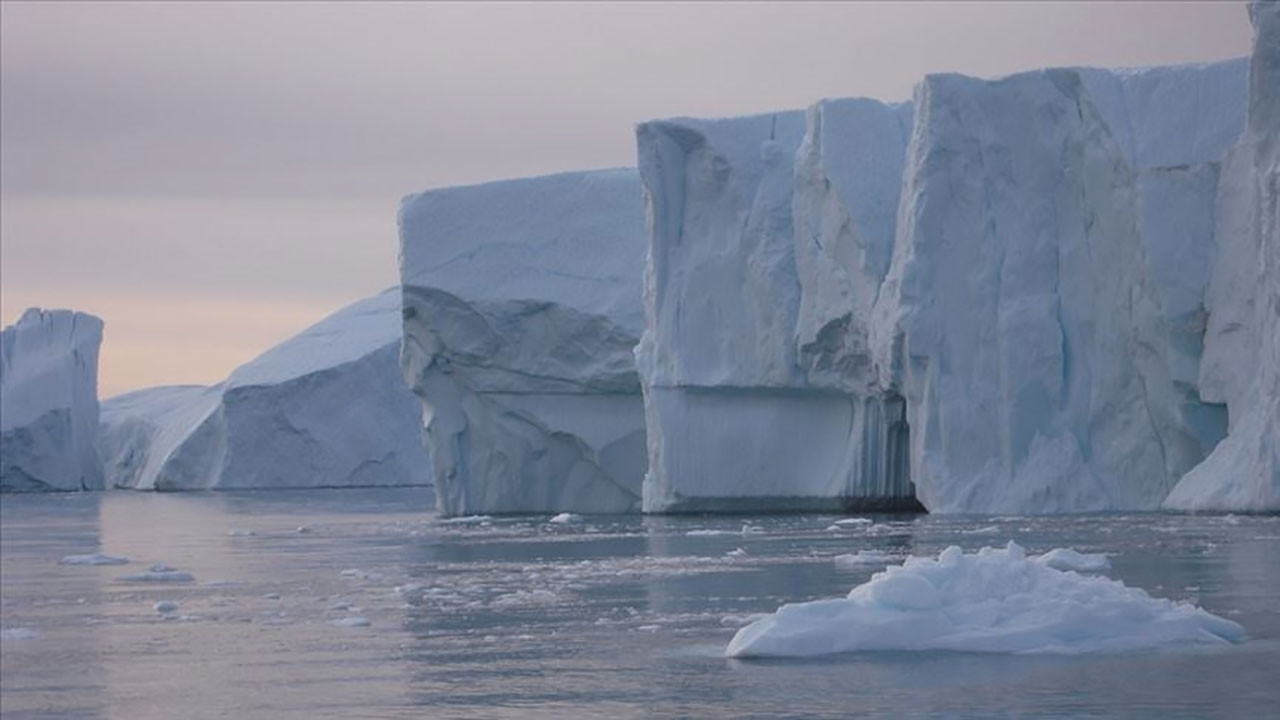 Sıcak eylül Grönland'da rekor erimeye neden oldu