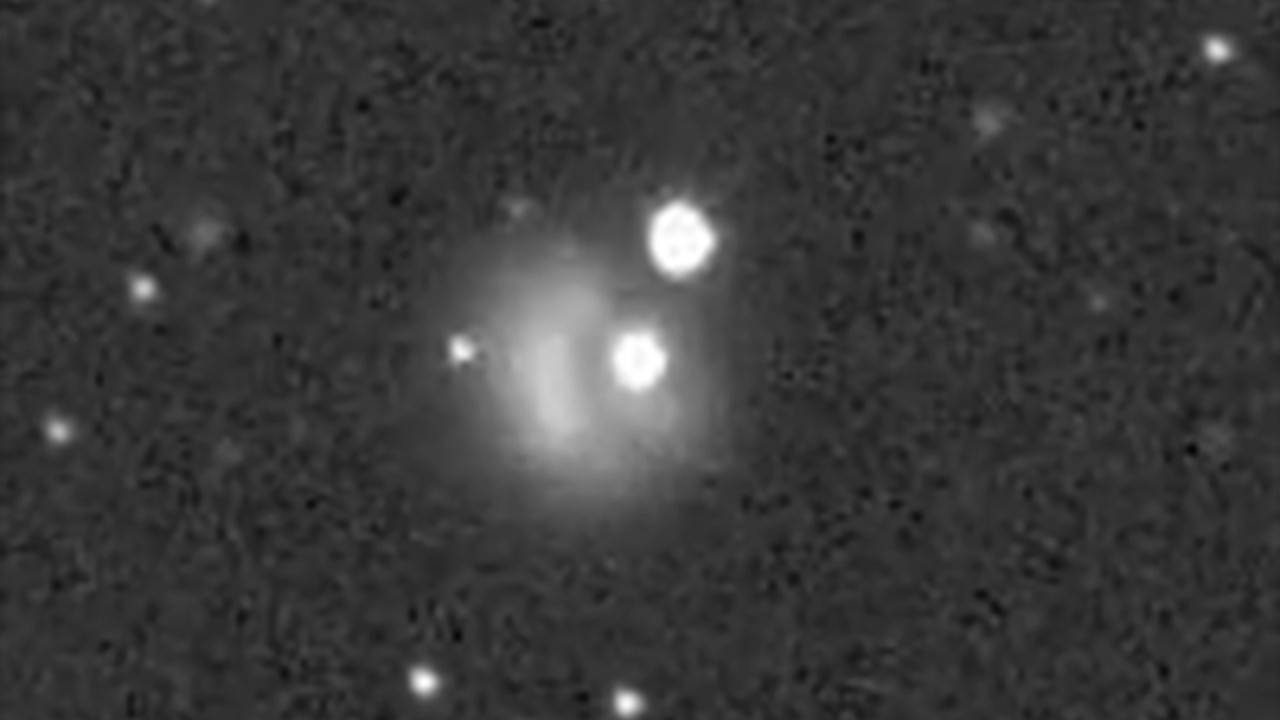 Gökbilimciler LICIACube uzay aracının Dimorphos'a olan başarılı atağını yakaladı. ATLAS Projesine ait görüntüde, Dimorphos ile çarpışan DART uzay aracı fark edilebiliyor (Fotoğraf: The New York Times)