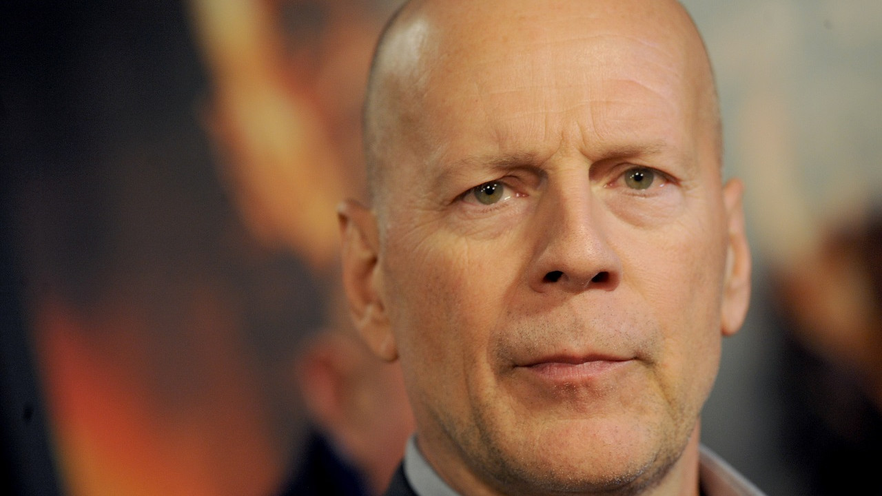 Bruce Willis, dijital ikizinin kendisi yerine oyunculuğa devam edeceği iddialarını yalanladı