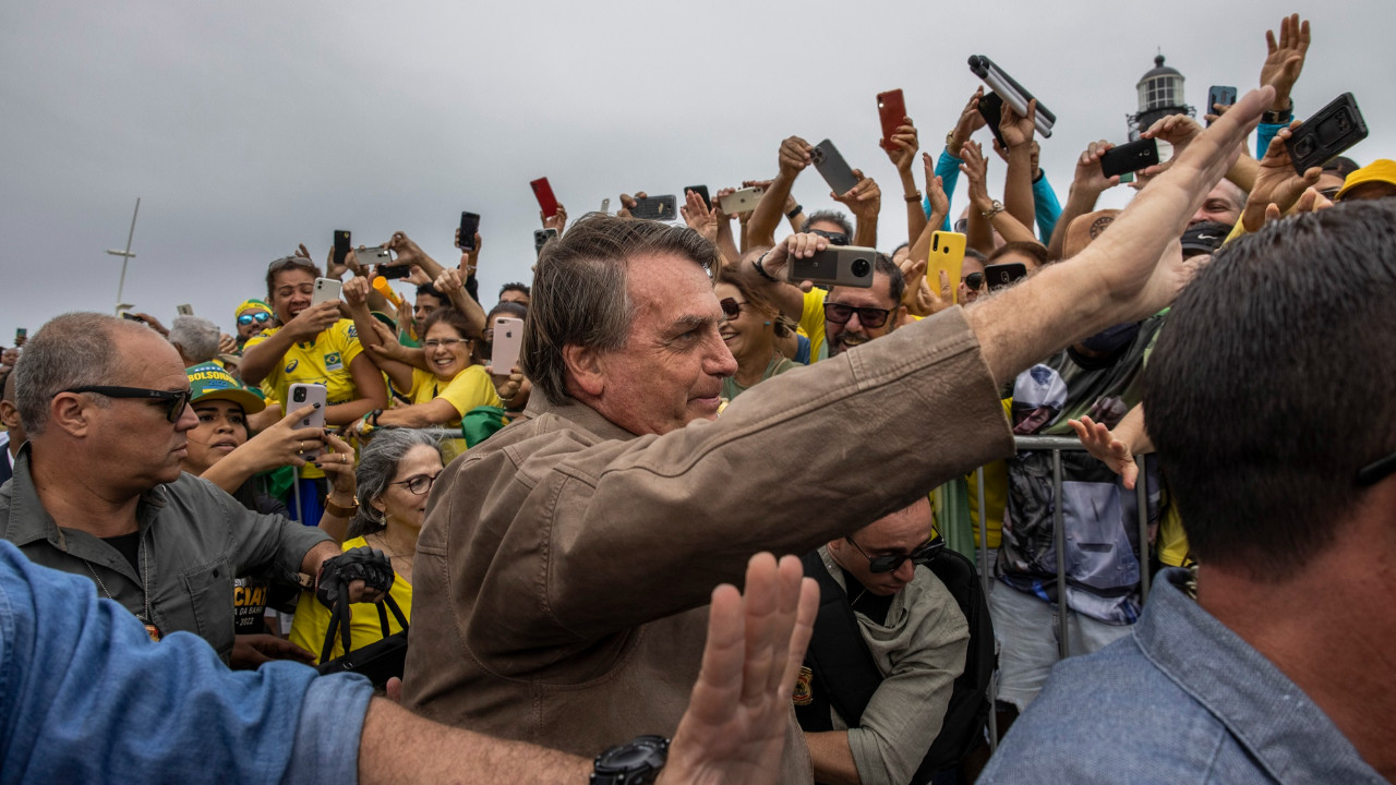Brezilya Devlet Başkanı Jair Bolsonaro, 2 Temmuz 2022, Salvador, Brezilya'daki Bahia Bağımsızlık Günü kutlamalarında seçmenleri selamlıyor (Victor Moriyama/The New York Times)