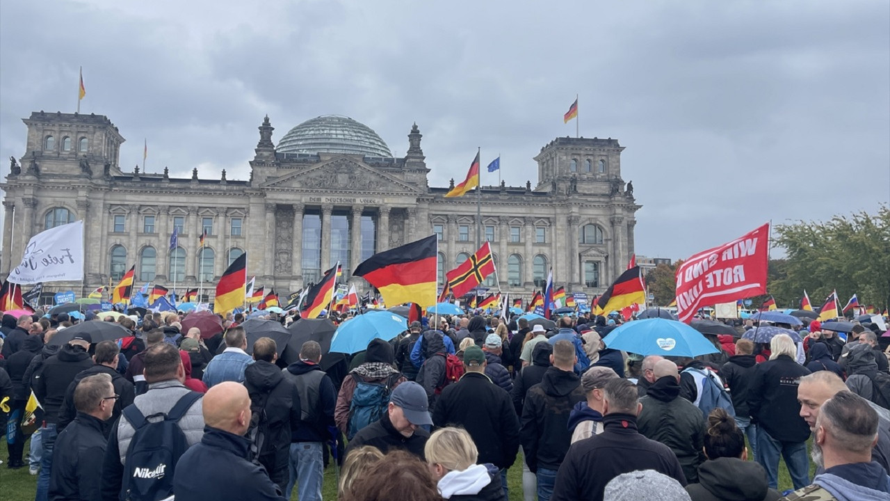Almanya’da hükümetin enerji politikası protesto edildi: Kim üşümek istemiyorsa, silah sağlamamalı