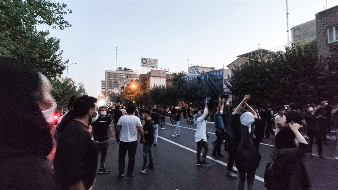 Tahran sokaklarında protestolar gece geç saatlere kadar sürdü