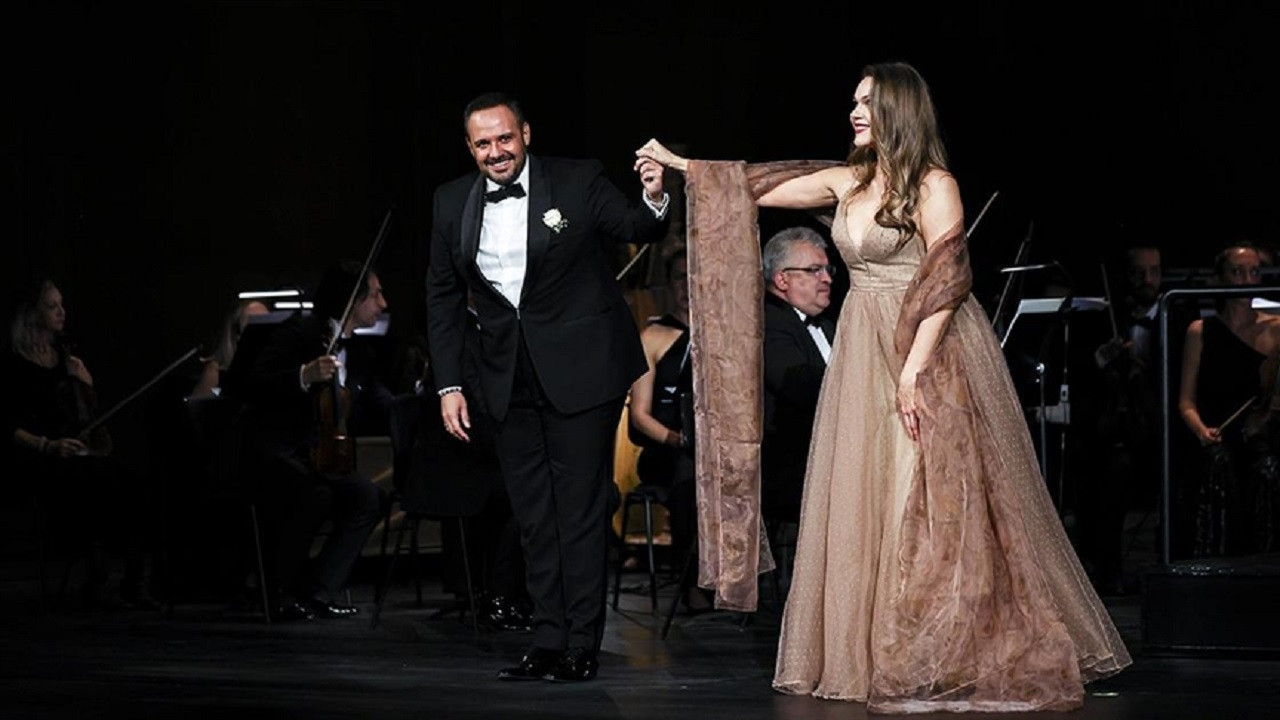 Tenor Murat Karahan ile Letonyalı soprano Kristine Opolais, AKM'de konser verdi