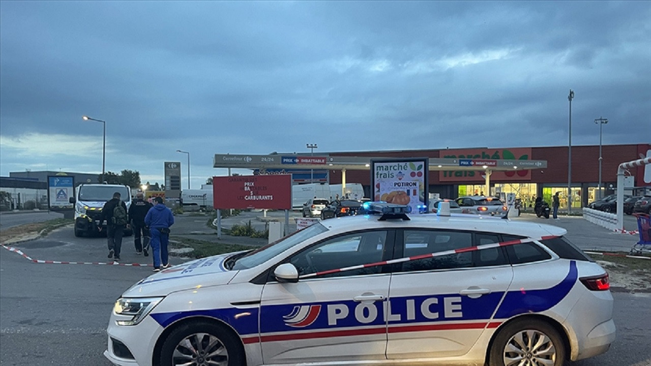 Fransa'da bir grup genç akaryakıt istasyonunu işgal edip benzini kendi belirledikleri fiyattan sattılar