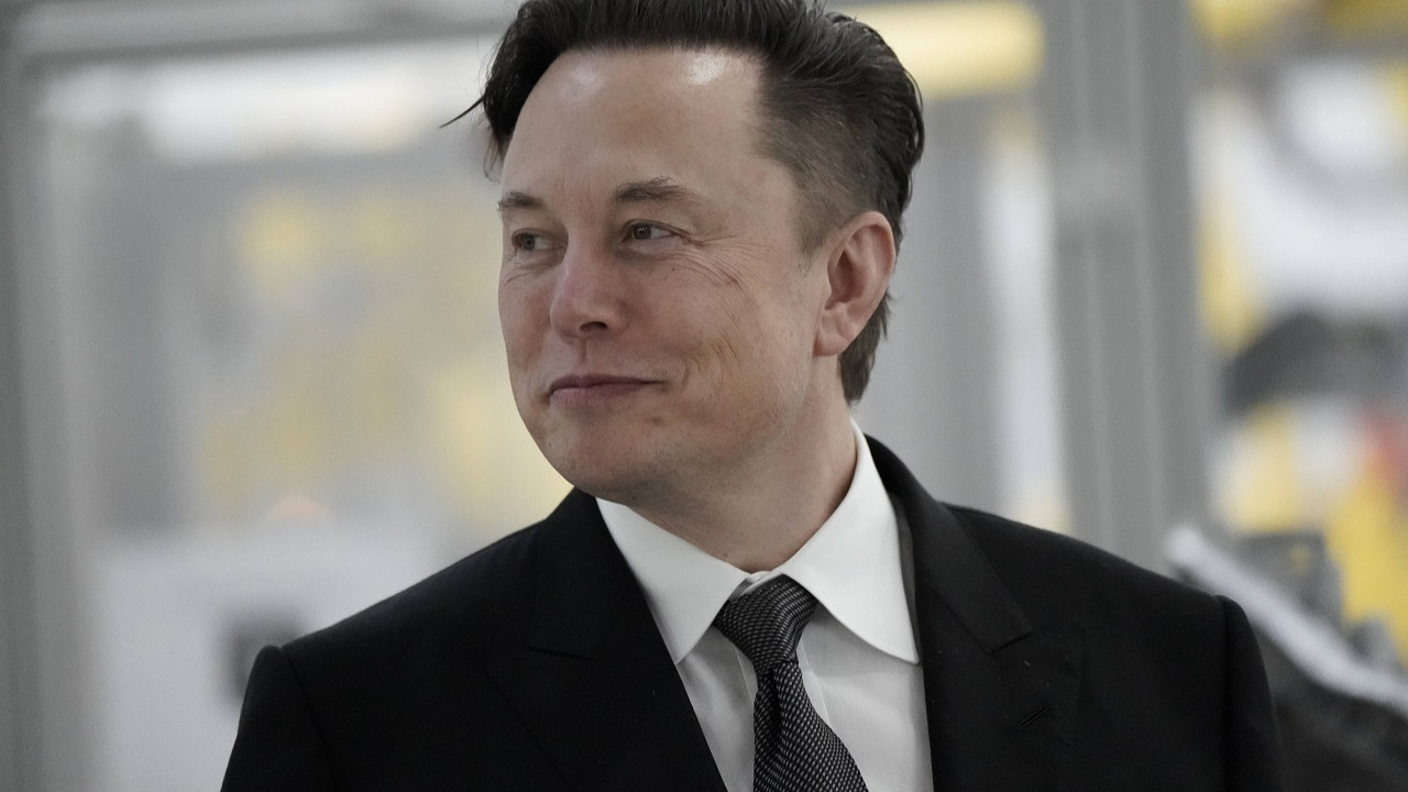 Elon Musk 'yanık saç' isimli parfüm çıkardı