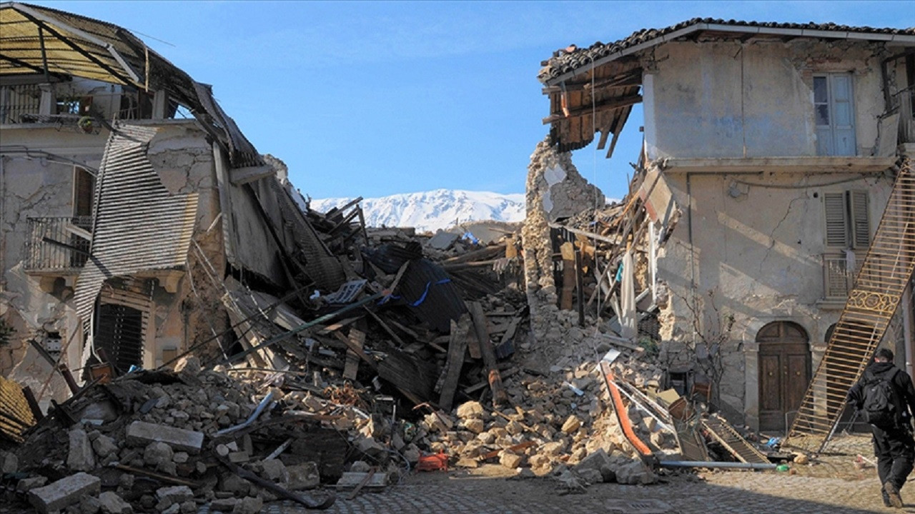 İtalya'daki L'Aquila depreminde evlerini terk etmeyip ölen bazı kişiler kusurlu bulundu