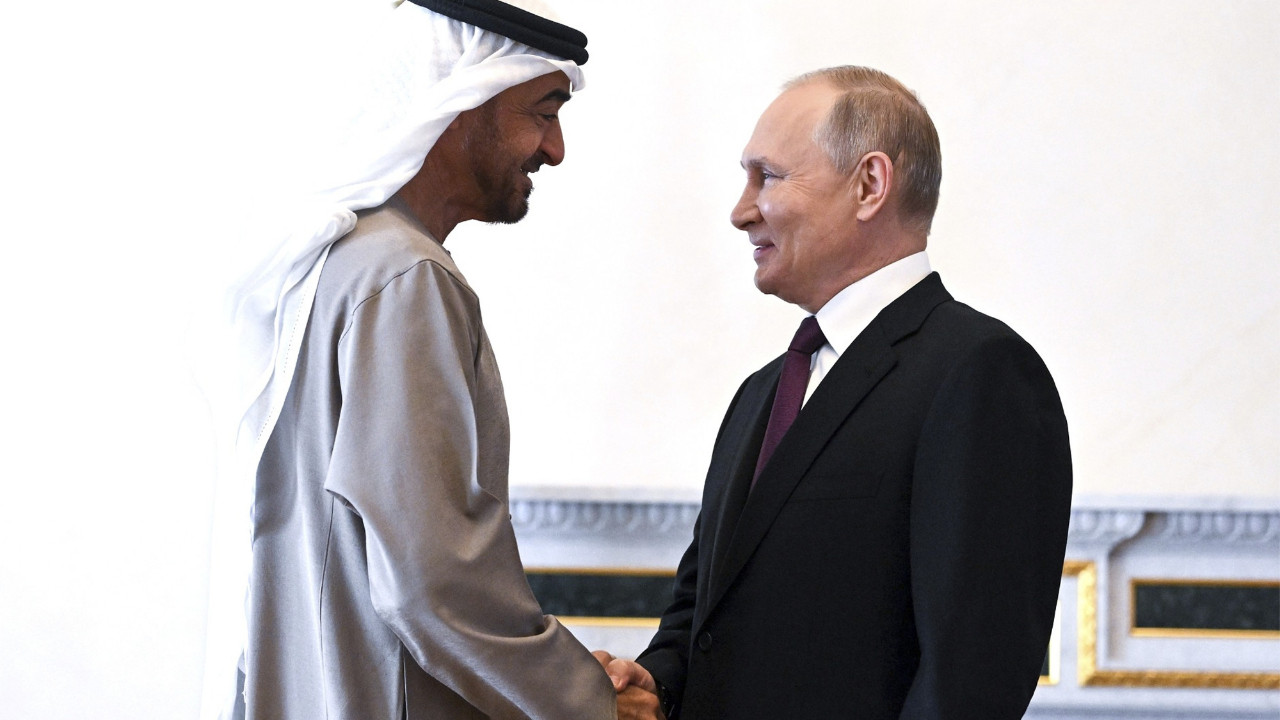 Putin, BAE Devlet Başkanı Al Nahyan'a üşüdüğü için kendi montunu verdi
